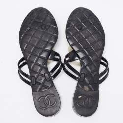 Pre Owned صندل إصبع شانيل كاميليا مطاط أسود مقاس 40