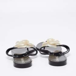 Pre Owned صندل إصبع شانيل كاميليا مطاط أسود مقاس 40