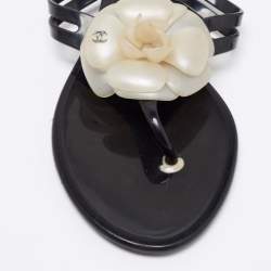 Pre Owned صندل إصبع شانيل كاميليا مطاط أسود مقاس 40