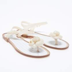 Pre Owned صصندل شانيل كاميليا سي سي جيلي أبيض مقاس 40