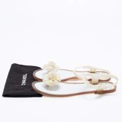 Pre Owned صصندل شانيل كاميليا سي سي جيلي أبيض مقاس 40