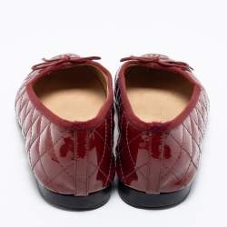 مملوكة مسبقًا حذاء باليرينا فلات شانيل جلد لامع مبطن أحمر سي سي بفيونكة مقدمة حمراء مقاس 38.5