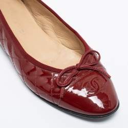 مملوكة مسبقًا حذاء باليرينا فلات شانيل جلد لامع مبطن أحمر سي سي بفيونكة مقدمة حمراء مقاس 38.5