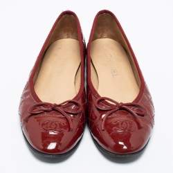 مملوكة مسبقًا حذاء باليرينا فلات شانيل جلد لامع مبطن أحمر سي سي بفيونكة مقدمة حمراء مقاس 38.5