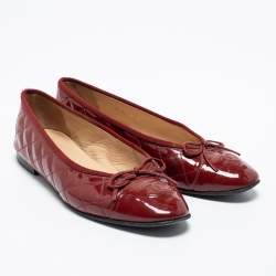 مملوكة مسبقًا حذاء باليرينا فلات شانيل جلد لامع مبطن أحمر سي سي بفيونكة مقدمة حمراء مقاس 38.5