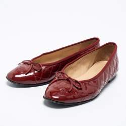 مملوكة مسبقًا حذاء باليرينا فلات شانيل جلد لامع مبطن أحمر سي سي بفيونكة مقدمة حمراء مقاس 38.5