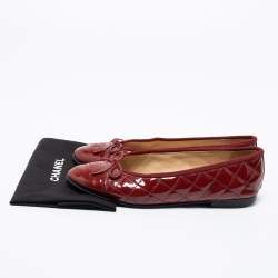مملوكة مسبقًا حذاء باليرينا فلات شانيل جلد لامع مبطن أحمر سي سي بفيونكة مقدمة حمراء مقاس 38.5