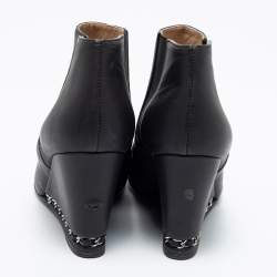 مملوكة مسبقًا حذاء بوت للكاحل شانيل جلد أسود مزين سلسلة كعب روكي مقاس 39