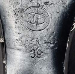 مملوكة مسبقًا حذاء بوت للكاحل شانيل جلد أسود مزين سلسلة كعب روكي مقاس 39