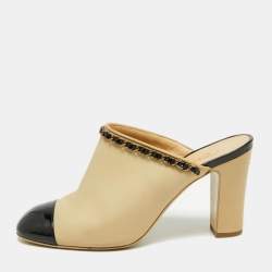 مملوكة مسبقًا صندل مول شانيل جلد أسود/ بيج كعب مربع سميك مزين بشعار سي سي غطاء مقدمة بسلسلة  مقاس 39.5