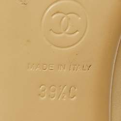 مملوكة مسبقًا صندل مول شانيل جلد أسود/ بيج كعب مربع سميك مزين بشعار سي سي غطاء مقدمة بسلسلة  مقاس 39.5