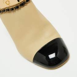 مملوكة مسبقًا صندل مول شانيل جلد أسود/ بيج كعب مربع سميك مزين بشعار سي سي غطاء مقدمة بسلسلة  مقاس 39.5