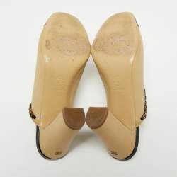 مملوكة مسبقًا صندل مول شانيل جلد أسود/ بيج كعب مربع سميك مزين بشعار سي سي غطاء مقدمة بسلسلة  مقاس 39.5