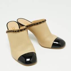 مملوكة مسبقًا صندل مول شانيل جلد أسود/ بيج كعب مربع سميك مزين بشعار سي سي غطاء مقدمة بسلسلة  مقاس 39.5