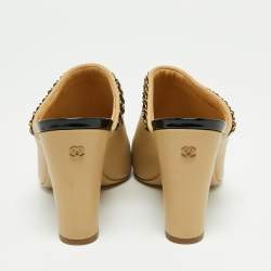 مملوكة مسبقًا صندل مول شانيل جلد أسود/ بيج كعب مربع سميك مزين بشعار سي سي غطاء مقدمة بسلسلة  مقاس 39.5