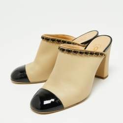 مملوكة مسبقًا صندل مول شانيل جلد أسود/ بيج كعب مربع سميك مزين بشعار سي سي غطاء مقدمة بسلسلة  مقاس 39.5