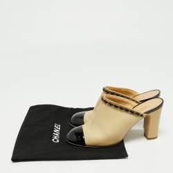 مملوكة مسبقًا صندل مول شانيل جلد أسود/ بيج كعب مربع سميك مزين بشعار سي سي غطاء مقدمة بسلسلة  مقاس 39.5