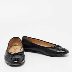 Pre Owned Chanel Black Leather and Patent CC Cap-Toe Bow Ballet Flats Size 38