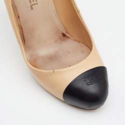 Pre Owned Chanel Beige/Black Leather CC Cap Toe Pumps Size 39