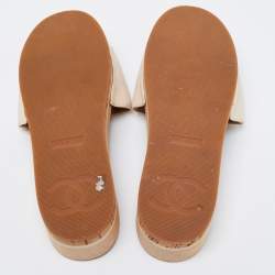 مملوكة مسبقًا صندل سلايد شانيل جلد بيج سي سي نعل سميك مقاس 38