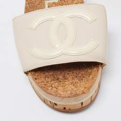 مملوكة مسبقًا صندل سلايد شانيل جلد بيج سي سي نعل سميك مقاس 38