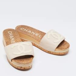 مملوكة مسبقًا صندل سلايد شانيل جلد بيج سي سي نعل سميك مقاس 38