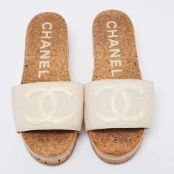 مملوكة مسبقًا صندل سلايد شانيل جلد بيج سي سي نعل سميك مقاس 38