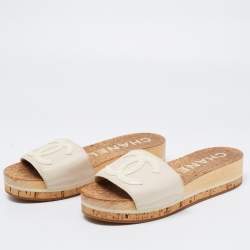 مملوكة مسبقًا صندل سلايد شانيل جلد بيج سي سي نعل سميك مقاس 38