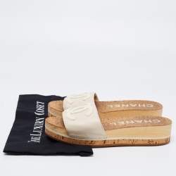 مملوكة مسبقًا صندل سلايد شانيل جلد بيج سي سي نعل سميك مقاس 38