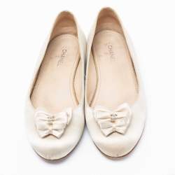 Pre Owned Chanel Ivory Satin Bow Embellished Ballet Flats Size 38.5