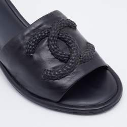 مملوكة مسبقًا Chanel Black Leather Interlocking CC Slide Sandals Size 41.5