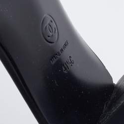 مملوكة مسبقًا Chanel Black Leather Interlocking CC Slide Sandals Size 41.5