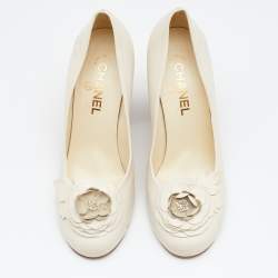 Pre Owned Chanel Cream/Gold Leather Camellia Cap Toe Block Heel Pumps Size 39.5