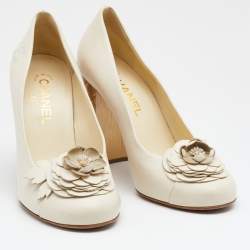 Pre Owned Chanel Cream/Gold Leather Camellia Cap Toe Block Heel Pumps Size 39.5