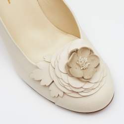 Pre Owned Chanel Cream/Gold Leather Camellia Cap Toe Block Heel Pumps Size 39.5