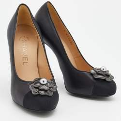 Pre Owned Chanel Black Leather And Fabric Cap Toe Camellia Pearl Embellished Pumps Size 35