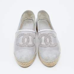 Pre Owned Chanel Metallic Silver Mesh And Fabric CC Cap Toe Espadrilles Flats Size 39