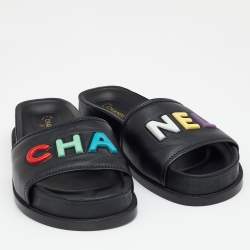مملوكة مسبقًا Chanel Black Leather CHA NEL Letter Logo Slide Sandals Size 40.5