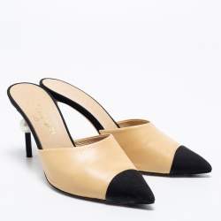 مملوكة مسبقًا Chanel Beige/Black Leather and Canvas CC Pearl Embellished Heel Mules Size 37