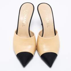مملوكة مسبقًا Chanel Beige/Black Leather and Canvas CC Pearl Embellished Heel Mules Size 37