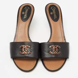 Pre Owned صندل شانيل سلايد جلد أسود مزين بشعار ماركة سي سي مقاس 37.5