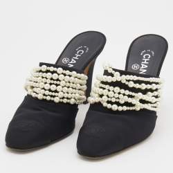 مملوكة مسبقًا Chanel Black Fabric Pearl Embellished CC Mules Size 39