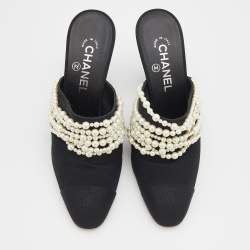 مملوكة مسبقًا Chanel Black Fabric Pearl Embellished CC Mules Size 39