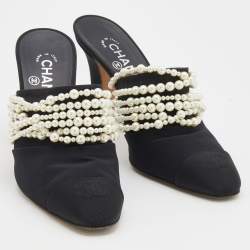 مملوكة مسبقًا Chanel Black Fabric Pearl Embellished CC Mules Size 39
