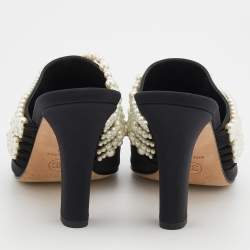 مملوكة مسبقًا Chanel Black Fabric Pearl Embellished CC Mules Size 39