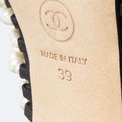 مملوكة مسبقًا Chanel Black Fabric Pearl Embellished CC Mules Size 39