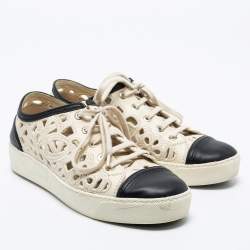 مملوكة مسبقًا حذاء رياضي شانيل جلد كريمي / أسود بقصة ليزر ورباط مقاس 37