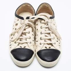 مملوكة مسبقًا حذاء رياضي شانيل جلد كريمي / أسود بقصة ليزر ورباط مقاس 37