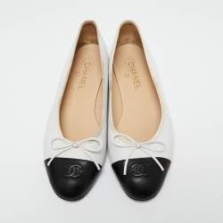 مملوكة مسبقًا Chanel  White/Black Leather  CC Cap toe Ballet Flats Size 41
