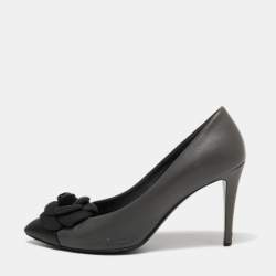 Pre Owned Chanel Grey/Black Leather CC Camelia Pumps Size 40